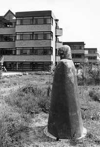 841266 Afbeelding van het beeld Herderscape van Hanna Mobach in de tuin bij het nieuwe Provinciehuis (Galileïlaan 15) ...